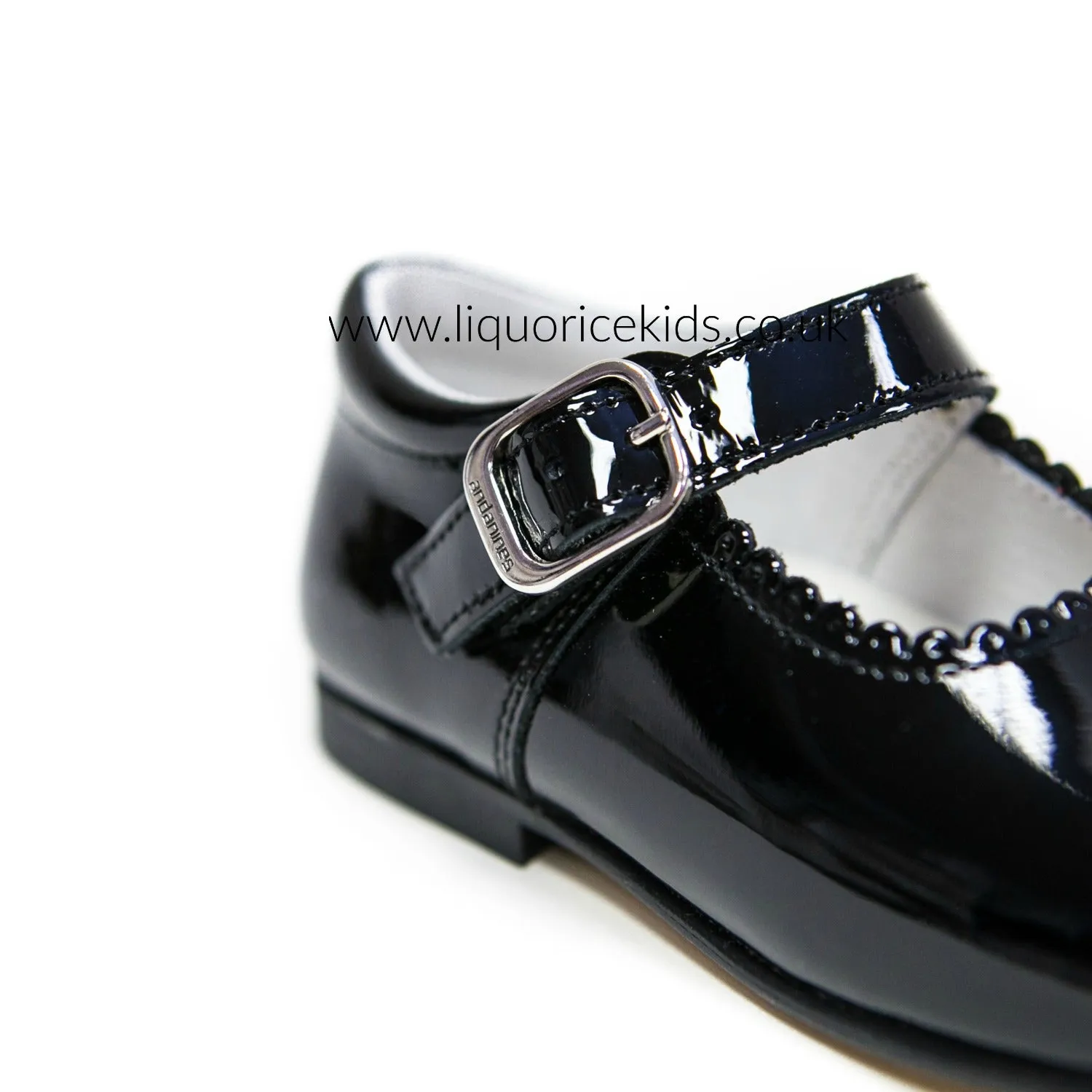 Andanines Girls Black Patent Mary Janes With Scallop Edging.