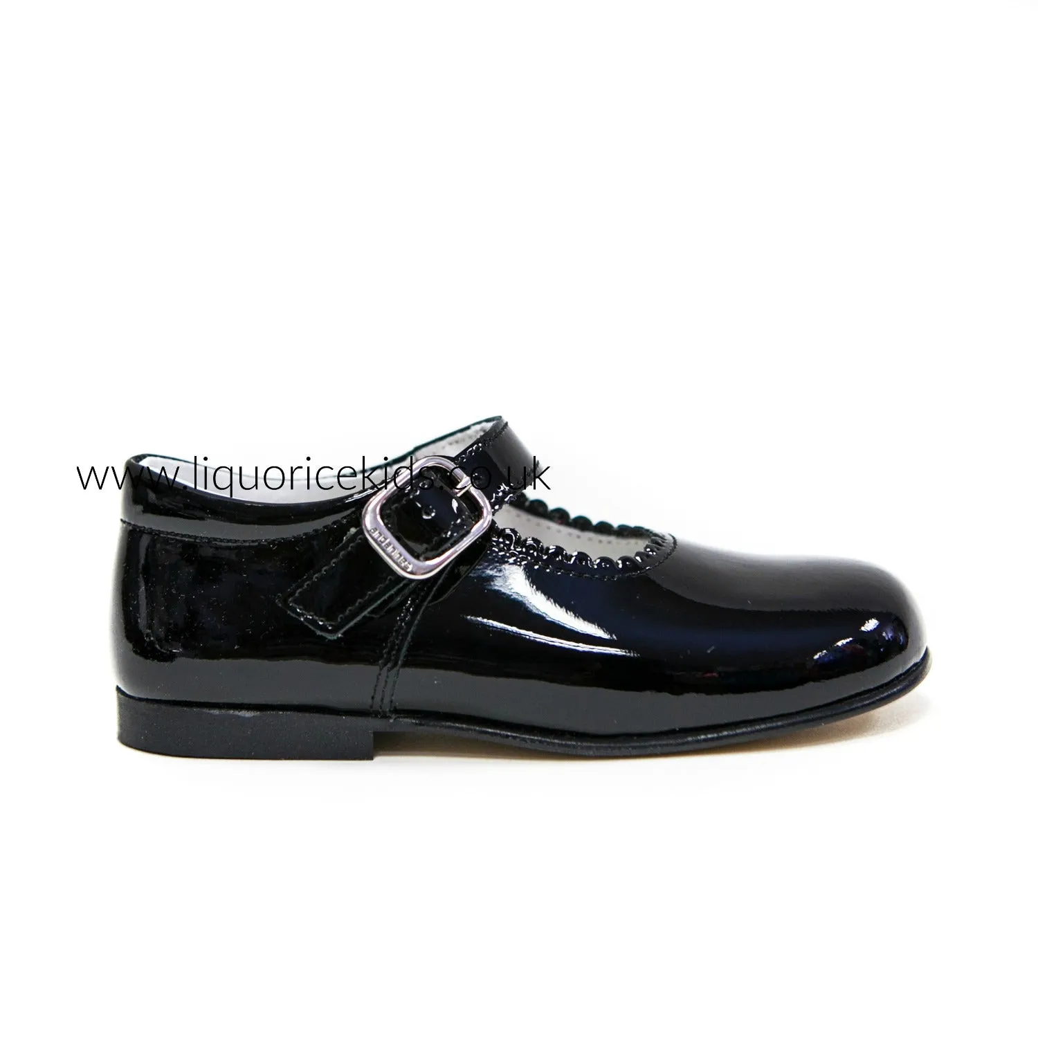 Andanines Girls Black Patent Mary Janes With Scallop Edging.