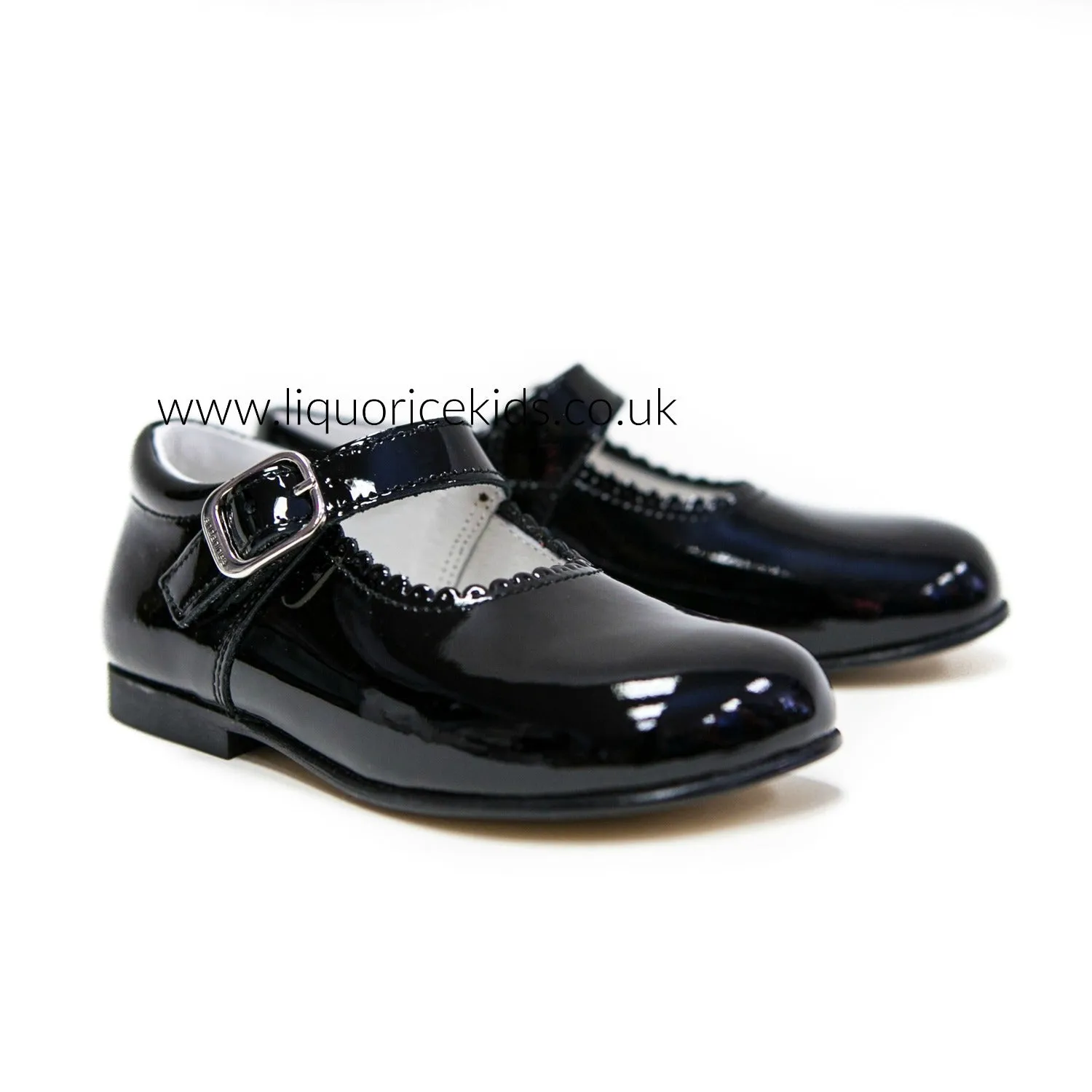 Andanines Girls Black Patent Mary Janes With Scallop Edging.