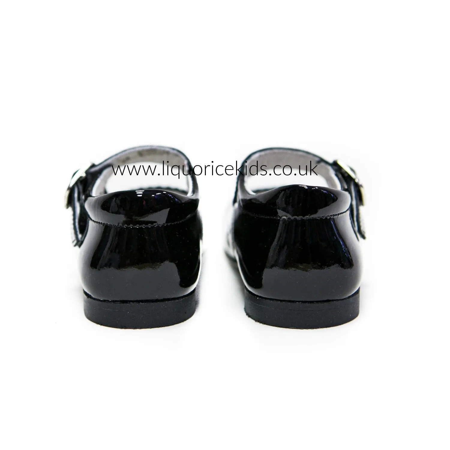 Andanines Girls Black Patent Mary Janes With Scallop Edging.