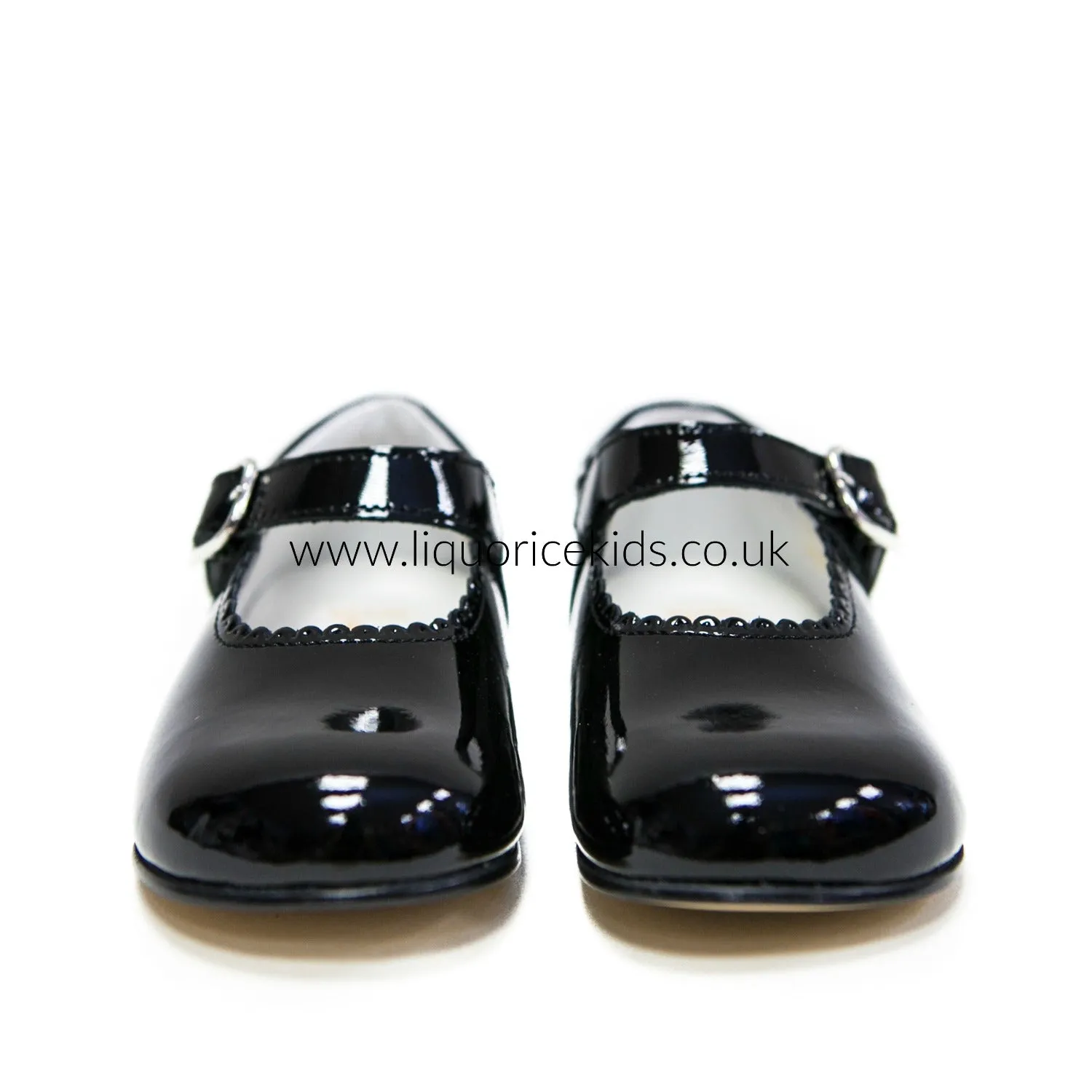 Andanines Girls Black Patent Mary Janes With Scallop Edging.