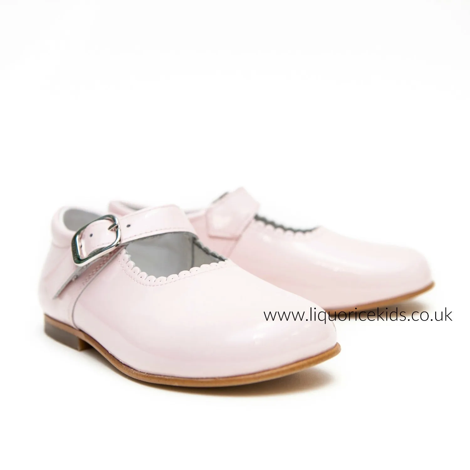 Andanines Girls Pale Pink Patent Mary Janes With Scallop Edging.