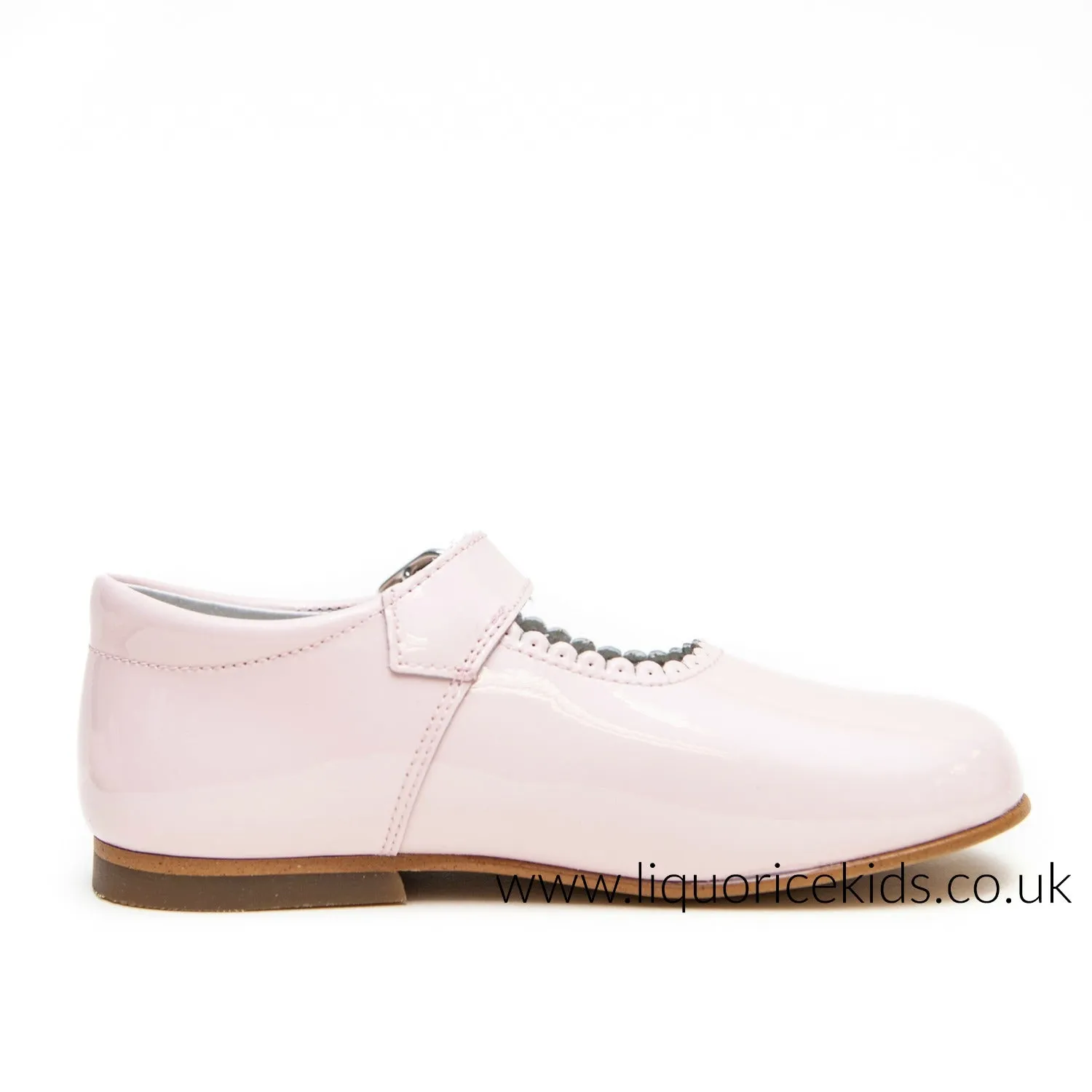 Andanines Girls Pale Pink Patent Mary Janes With Scallop Edging.