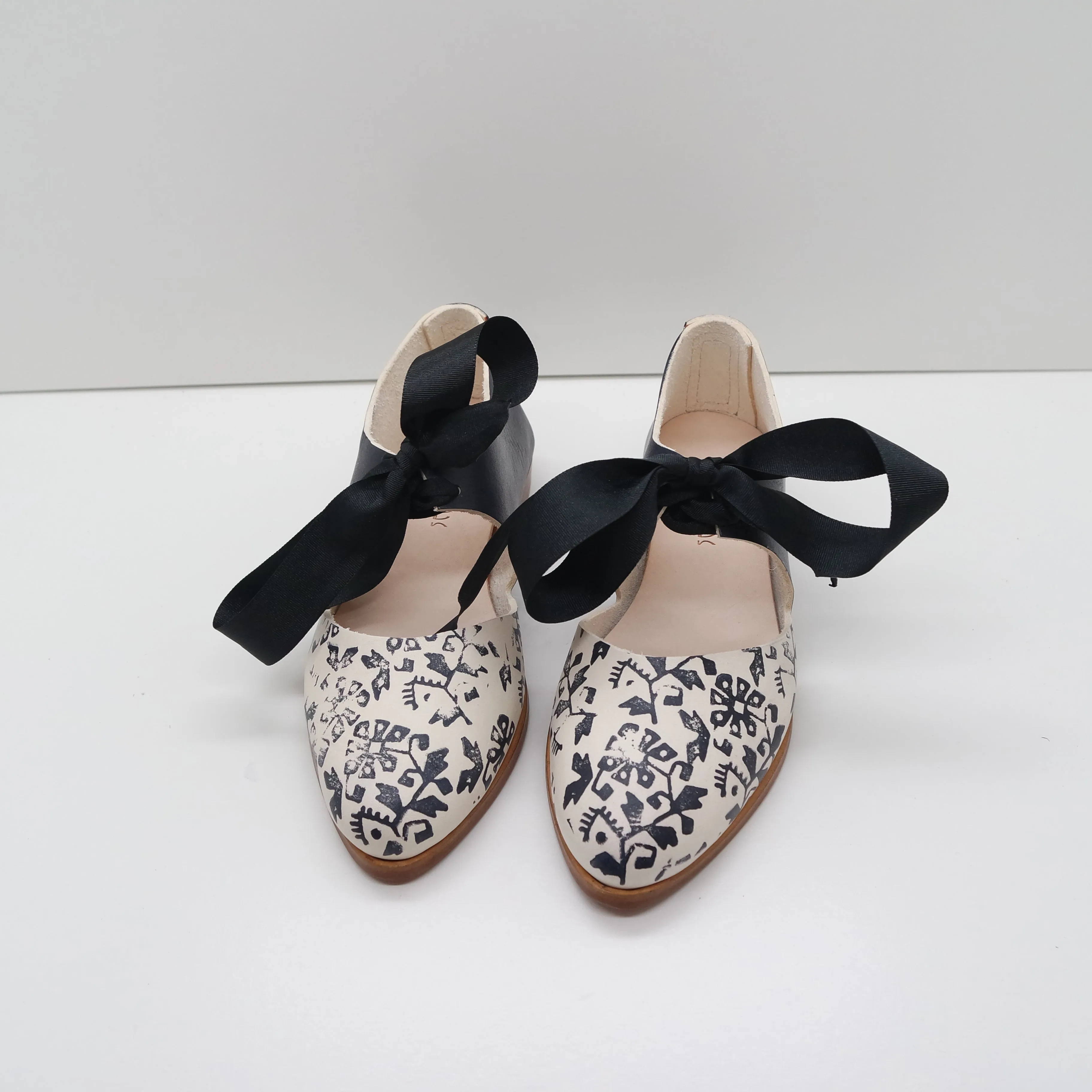 BBF24 SALE. SIZE 35. THE MARY. FLORAL BLOCK. TAHO W NORI. NORI BACK. RIBBON LACES. 2CM