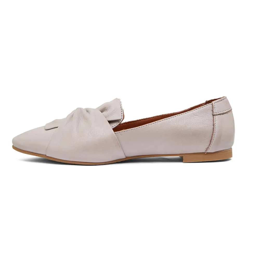 Rosco Flat in Light Grey Leather