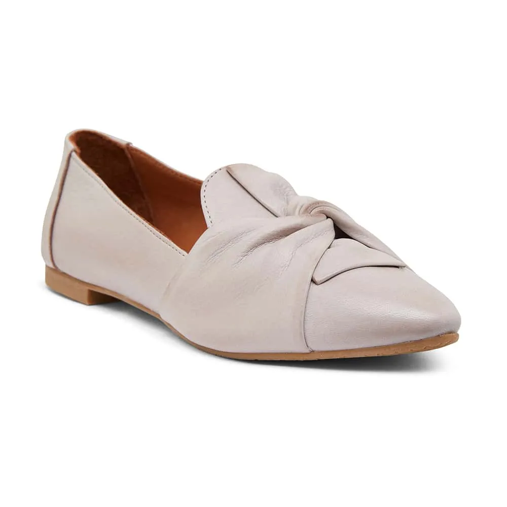 Rosco Flat in Light Grey Leather