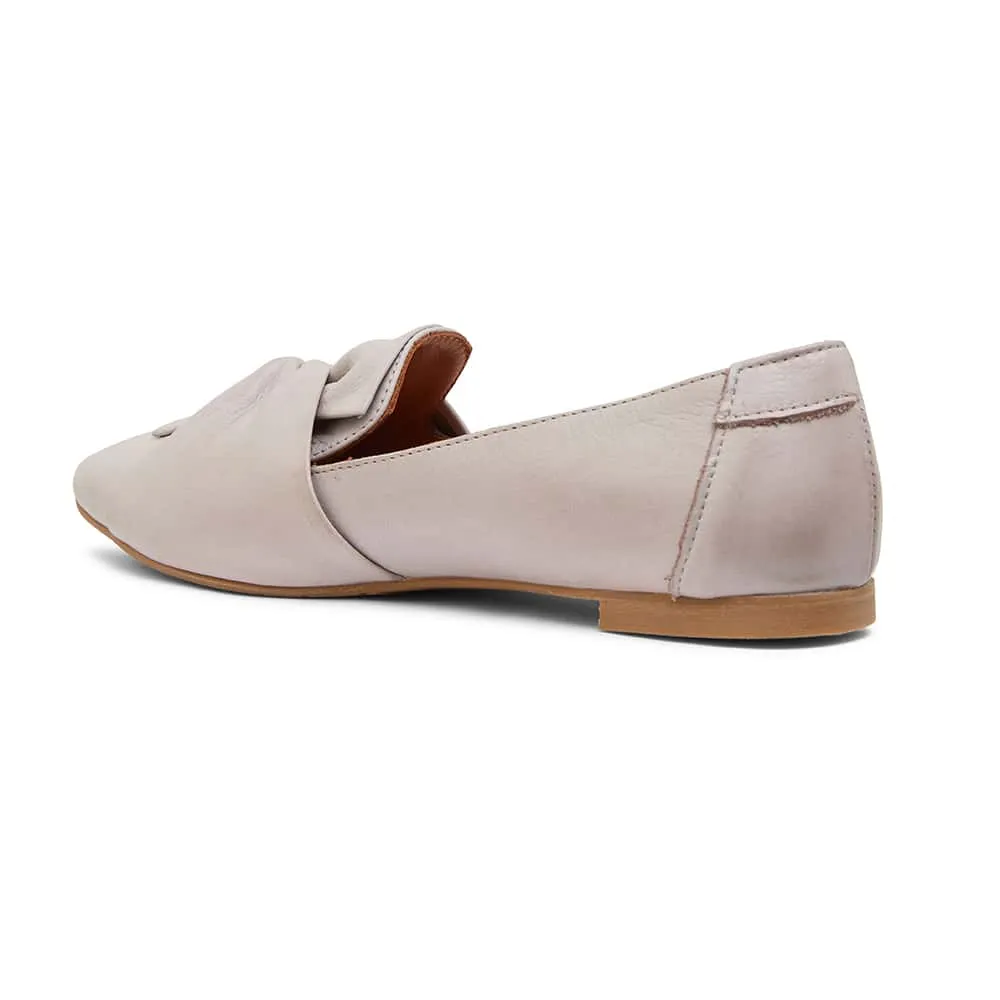 Rosco Flat in Light Grey Leather